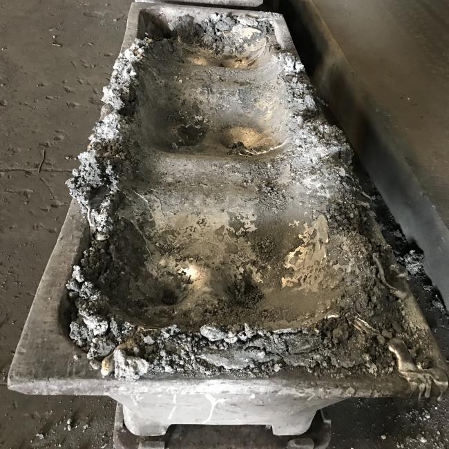Aluminum dross skimming